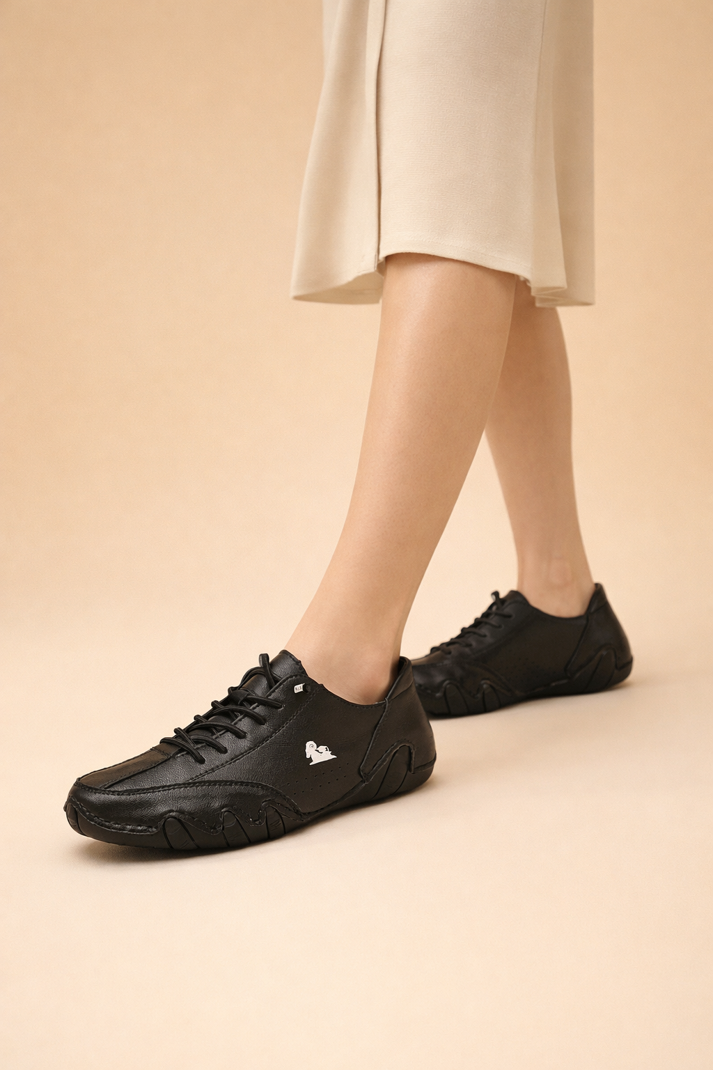 Women's light green breathable mesh walking sneakers with lightweight sole