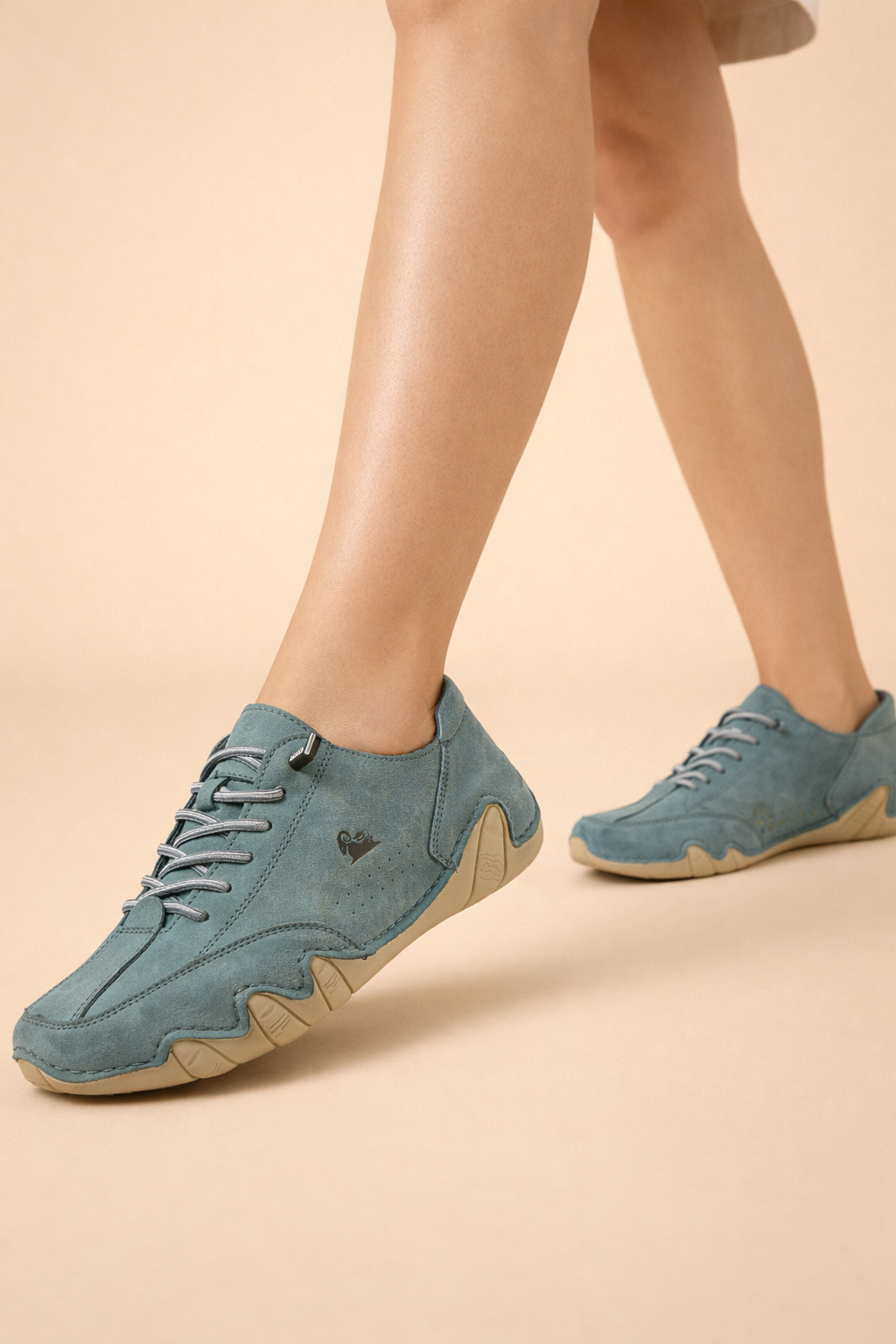 Women's light green breathable mesh walking sneakers with lightweight sole