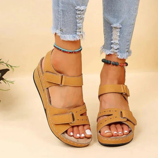 Women's walking sandals with adjustable twin straps and flat footbed